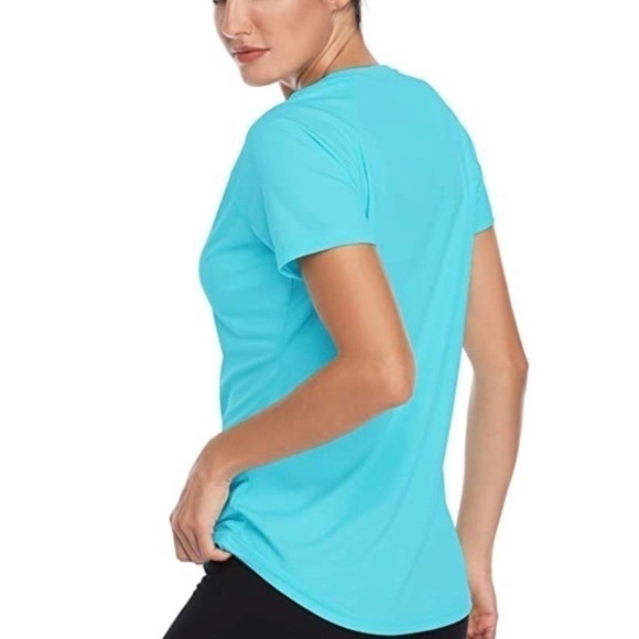UPF 50+ sun protective workout top. - Picture 4 of 6